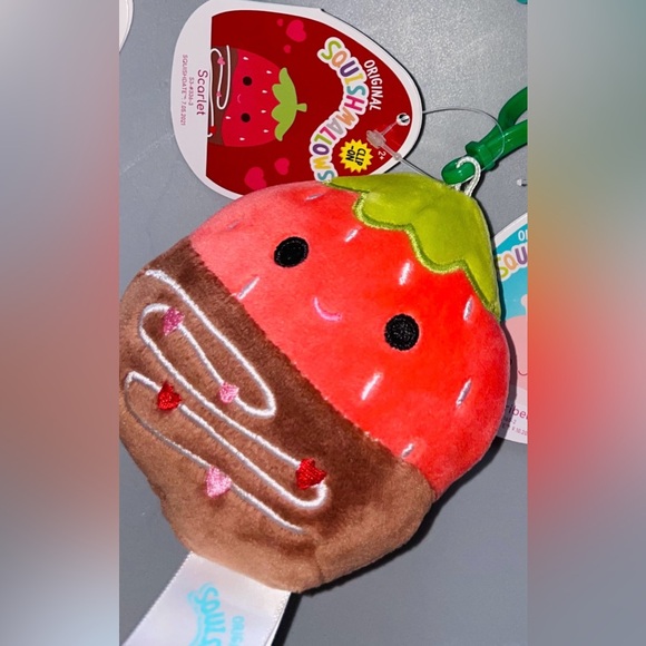 🍓 Scarlet Squishmallows clip - Picture 1 of 1